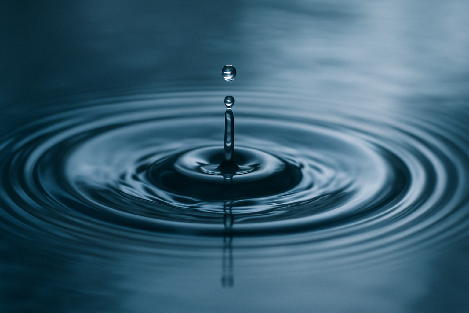 Une goutte d’eau qui tombe dans un bassin “Sois comme l’eau : souple, mais inarrêtable.”
